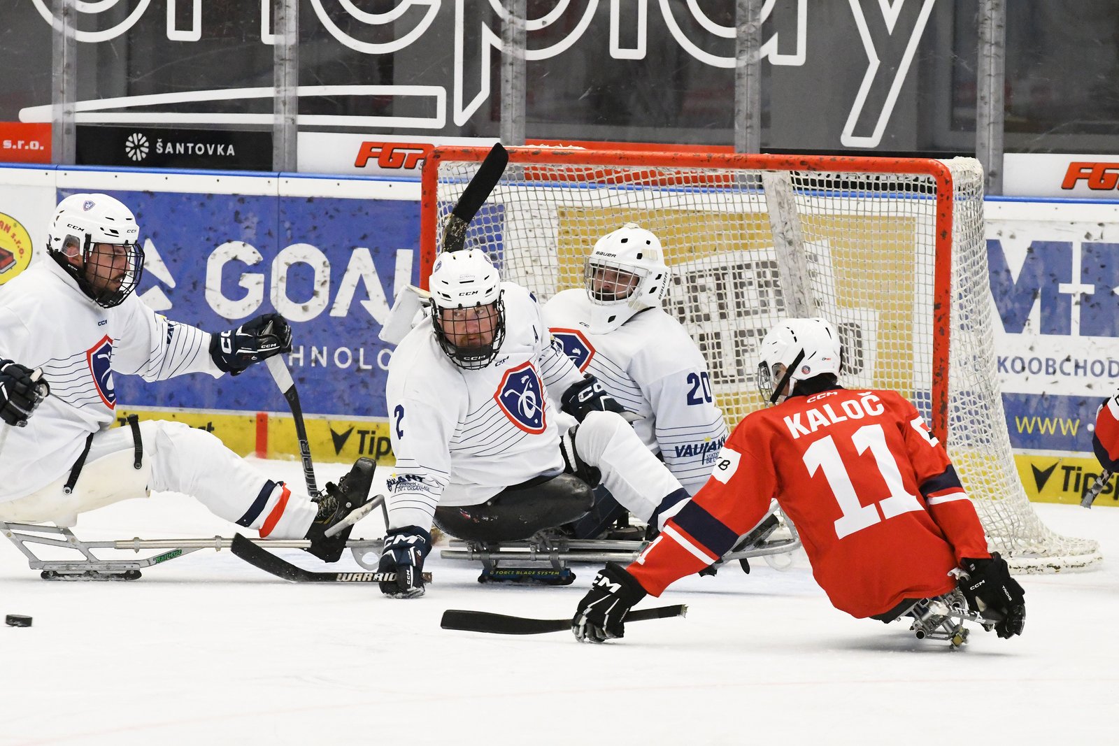 Le Tchèque Kaloč, numéro 11 en maillot rouge, attaque le but français : je lui barre la route au premier plan, numéro 2 et le A sur le maillot blanc, pendant que le gardien se couche en travers de sa cage